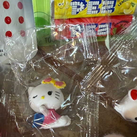 Hello Kitty Gift Set - Picture 7 of 15